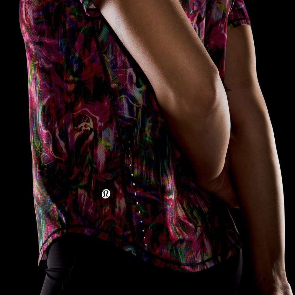 EUC Lululemon High Neck Running and Training T-Shirt (US 6)